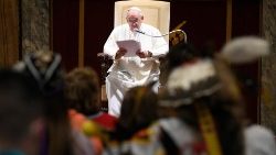 Папата со претставници на канадски домородни народи