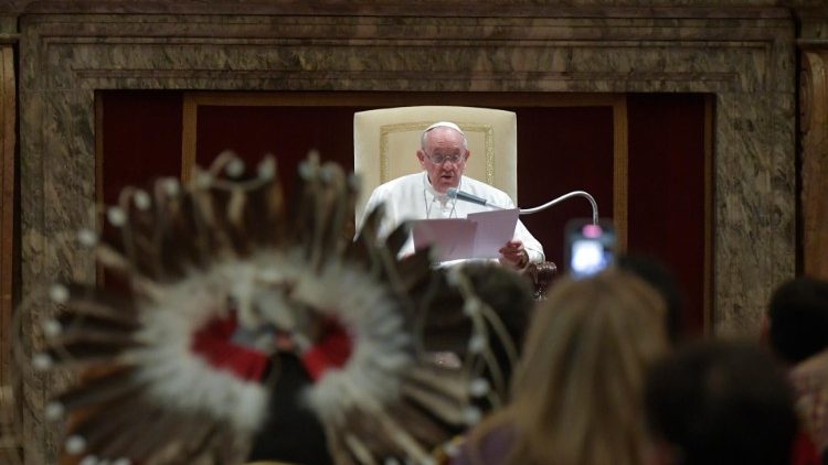 Le Pape François recevant une délégation de peuples autochtones du Canada, en salle Clémentine du Palais apostolique, le 1er avril 2022. 