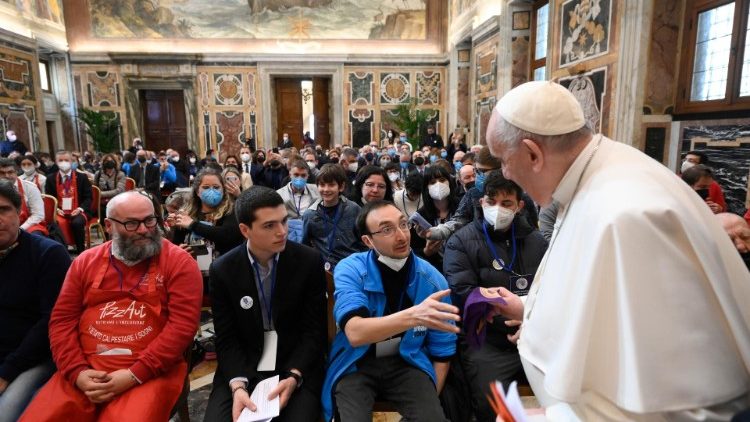 Le Pape François reçoit des membres de la Fédération italienne de l'autisme, vendredi 1er avril 2022, au Palais apostolique. 