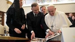 Le Pape François en compagnie du couple présidentiel polonais, Andrzej et Agata Duda, au Palais apostolique le 1er avril 2022. 