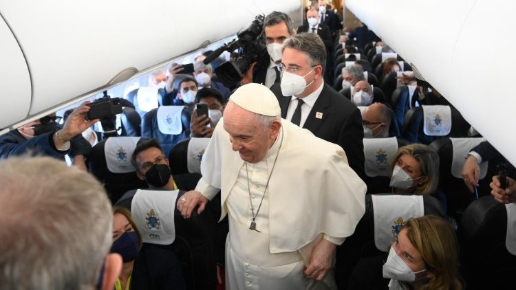 El Papa saluda a los periodistas en el vuelo hacia Malta