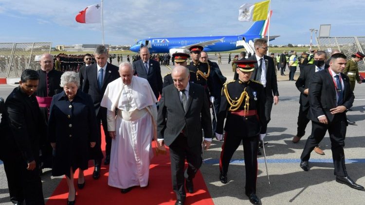 El Papa en la ceremonia de bienvenida con el Presidente maltés, George Vella