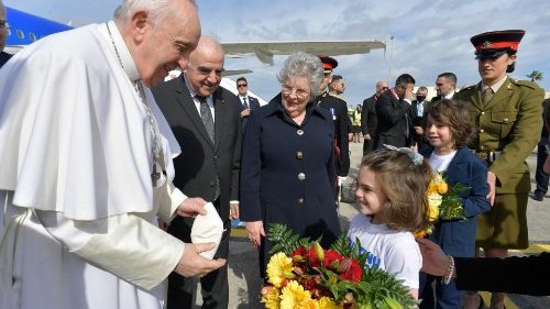 Svätý Otec je už na Malte, pred odletom prijal ukrajinské rodiny