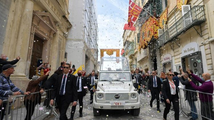 Papa Francesco per le strade di Malta