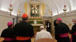 Papa Francesco prega davanti a Maria nel Santuario di Ta' Pinu a Gozo