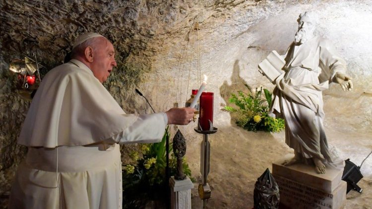 Ferenc pápa mécsest gyújt a Szent Pál barlangnál  