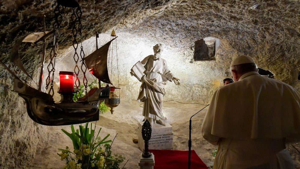 Pápež František na návšteve Jaskyne sv. Pavla v Rabate (3. apr. 2022)