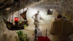 Le Pape en prière dans la grotte de saint Paul, à Malte, dimanche 3 avril 2022.