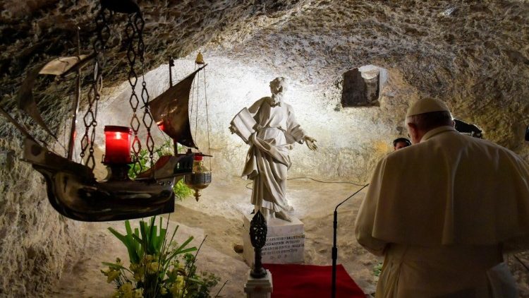 Ferenc pápa imádkozik Szent Pál barlangjánál