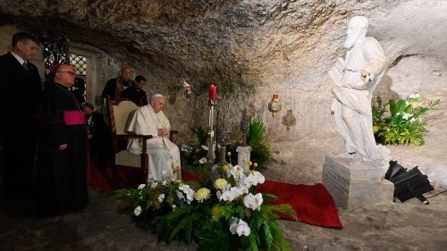 Papst Franziskus bei seinem Gebet in der Paulusgrotte auf Malta