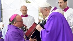 플로리아나 그라나리 광장의 미사에서 교황에서 감사를 표하는 몰타대교구장 찰스 주드 시클루나 대주교
