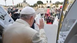 Il Papa saluta Malta dall'aereo che lo riporta a Roma