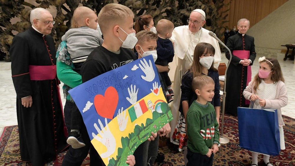 Papa com crianças ucranianas refugiadas na Audiência Geral 