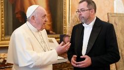 Papst Franziskus und Ukraine-Botschafter Andrij Jurasch
