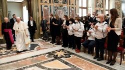 Le Pape François recevant les membres du club d'aviron Tevere Remo de Rome, le 9 avril 2022, en Salle Clémentine du Palais apostolique. 