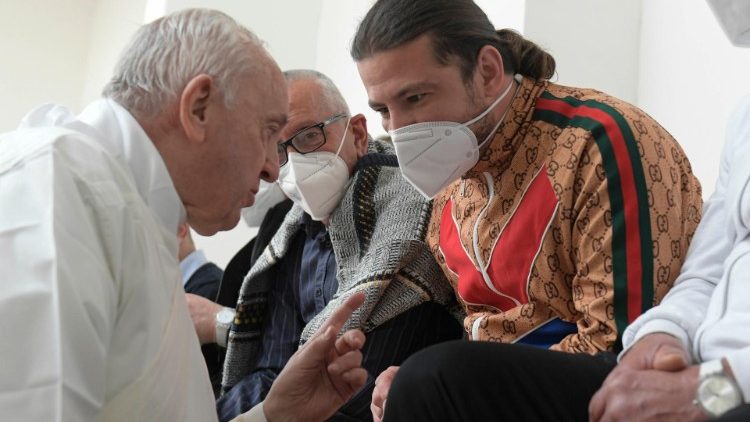 El Papa saluda a uno de los presos de la cárcel de Civitavecchia en este Jueves Santo.
