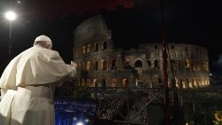 Il Papa alla Via Crucis al Colosseo il 15 aprile 2022