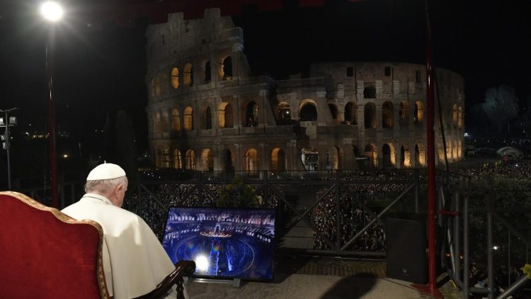Archivní fotografie papeže Františka během křížové cesty u římského Kolosea