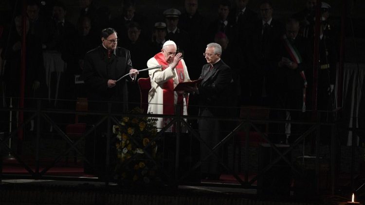 El Papa Francisco presidirá el Via Crucis en el Coliseo Romano el Viernes Santo a las 21:15. (Vatican Media)