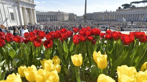 La place Saint-Pierre revêt ses habits floraux pour Pâques