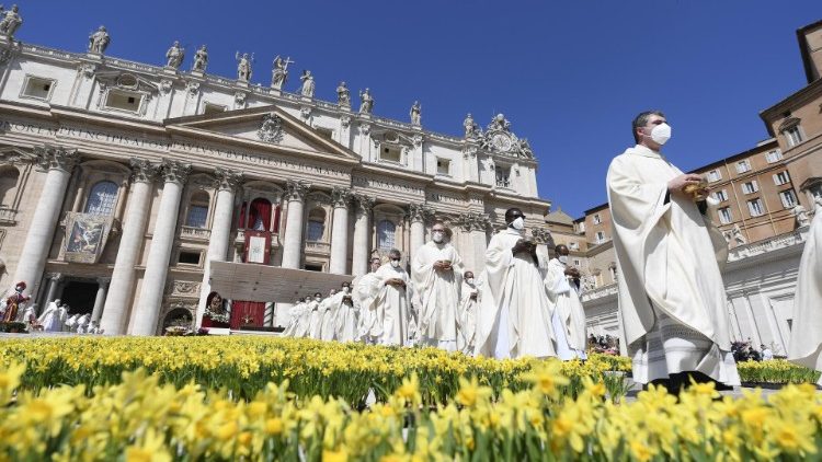 Decorazioni sul sagrato della Basilica vaticana per la Messa di Pasqua 2022