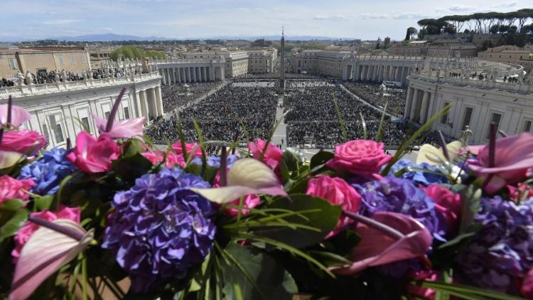 La decorazione floreale nella loggia centrale della Basilica Vaticana