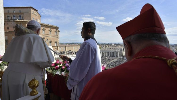 Il Papa mentre pronuncia il Messaggio Urbi et Orbi di Pasqua