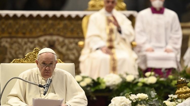 Le Pape François célèbre la messe du dimanche de la Divine miséricorde à Saint-Pierre, au Vatican, le 24 avril 2022. 