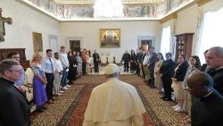 Le Pape reçoit un groupe d'étudiants de l'aumônerie de la Queen's University de Belfast, en Irlande du Nord (Royaume-Uni), 25 avril 2022.