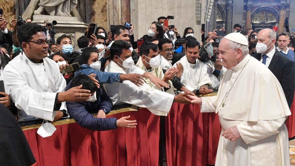 Pápež s veriacimi zo Srí Lanky (25. apr. 2022, Bazilika sv. Petra) 
