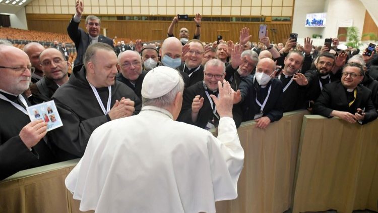 Le Pape François salue des Missionnaires de la Miséricorde - salle Paul VI, le 25 avril 2022