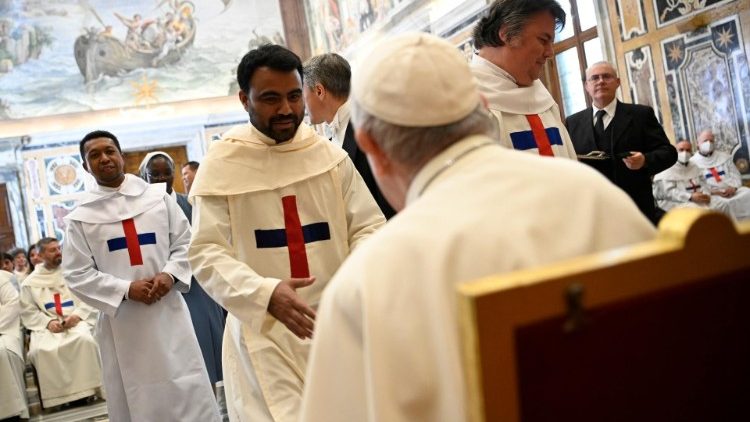 A fogolykiváltó rend tagjai üdvözlik a pápát
