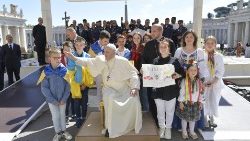 Niños ucranios con el padre Medvid durante la audiencia general del Papa Francisco