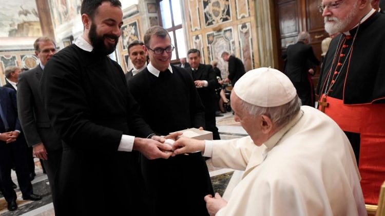 Le Pape François a reçu les membres de la Papal Foundation en Salle Clémentine du Palais apostolique, le 28 avril 2022. 