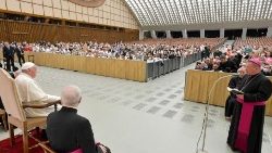 Encuentro del Papa con los peregrinos de la arquidiócesis de Łódź en el Aula Pablo VI