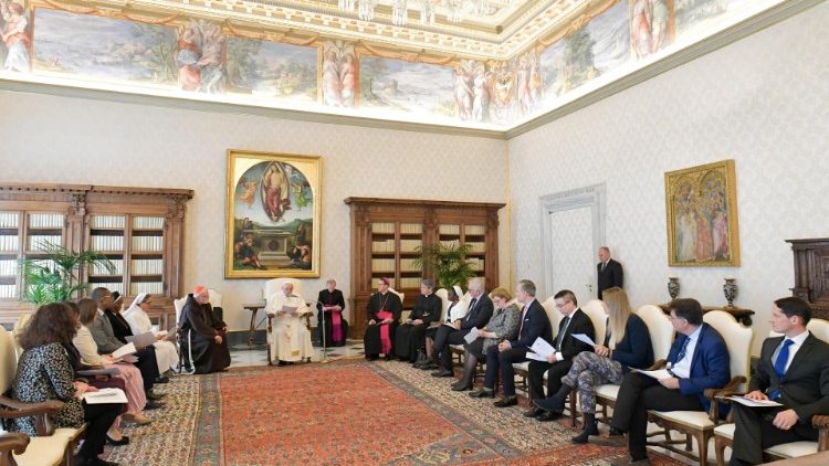 Papst Franziskus  bei einer Audienz für seine Kinderschützer im April 2022