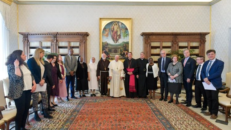 Franciszek z członkami Papieskiej Komisji ds. Ochrony Małoletnich