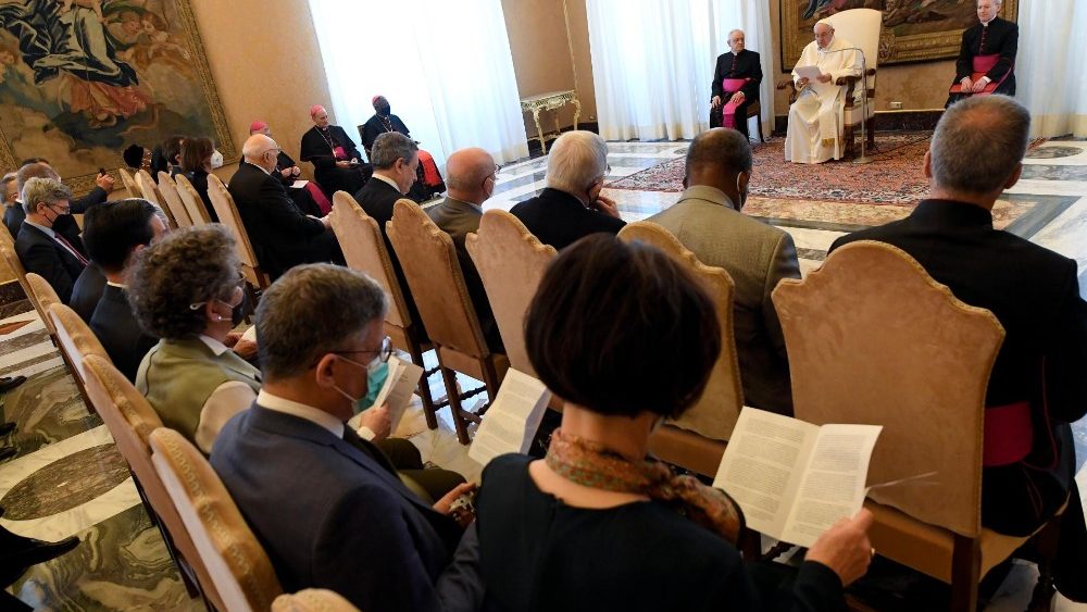 Pápež František s účastníkmi plenárneho zasadnutia Pápežskej akadémie sociálnych vied (29. apr. 2022)