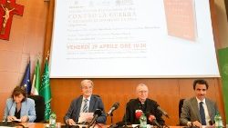 Le cardinal Pietro Parolin, Secrétaire d'État du Saint-Siège, et Romano Prodi, à la présentation du livre "Contre la guerre", publié par la LEV et Solferino, à la Lumsa, le 29 avril 2022. 