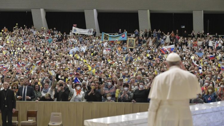 Pápež prichádza medzi slovenských pútnikov