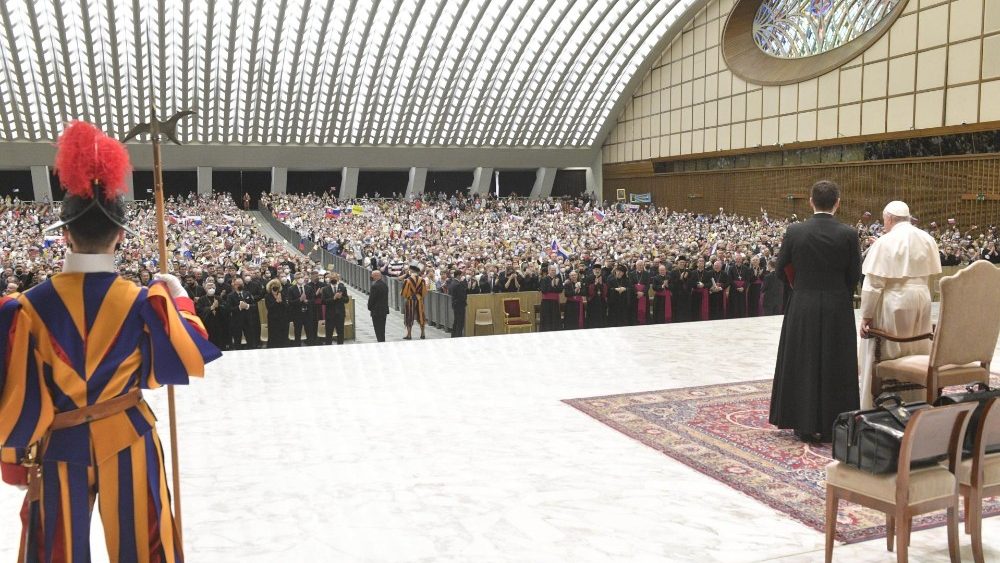 Slovenská ďakovná púť na audiencii u Svätého Otca zaplnila Aulu Pavla VI. (30. apr. 2022)