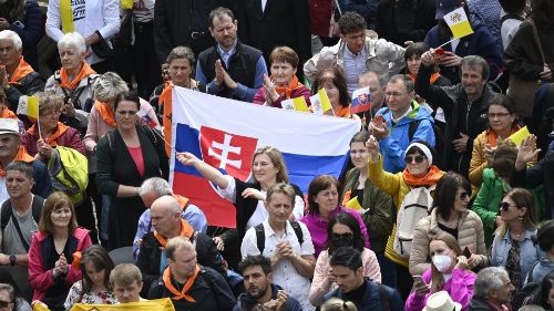 Pápež: V máji obetujme denný ruženec za mier pre Ukrajinu