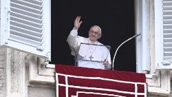 Le Pape François depuis la fenêtre des appartements pontificaux, le 1er mai.