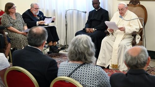 국제가톨릭약사연맹 지도자들에게 연설하는 프란치스코 교황