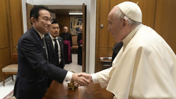 Le Premier ministre nippon Fumio Kishida a été reçu par le Pape François, le 4 mai 2022 au Vatican. 