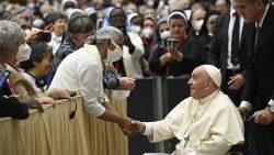 O Papa, numa cadeira de rodas, saúda uma religiosa presente na audiência da UISG (Vatican Media)