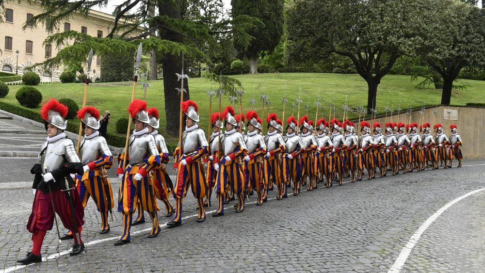 Les hallebardiers dans les jardins du Vatican, avant la cérémonie de l'assermentation - 6 mai 2022