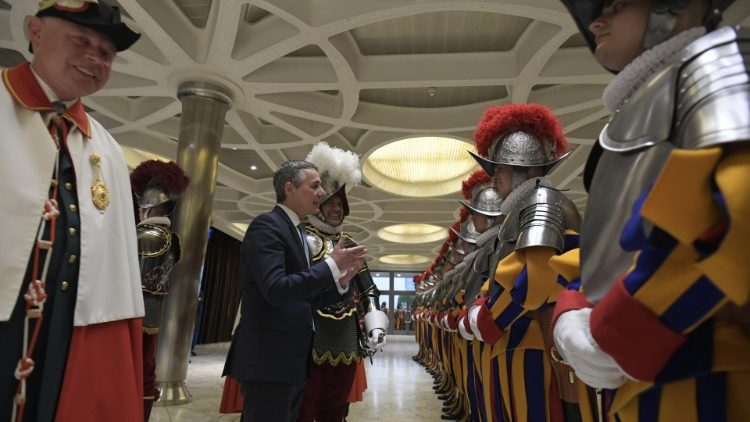 Le président de la Confédération helvétique Ignazio Cassis salue les gardes suisses ayant prêté serment, le 6 mai 2022 au Vatican 