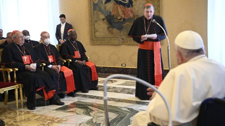 Le cardinal Koch, président du Conseil pontifical pour la promotion de l'Unité des chrétiens, saluant le Pape François, le 6 mai. 
