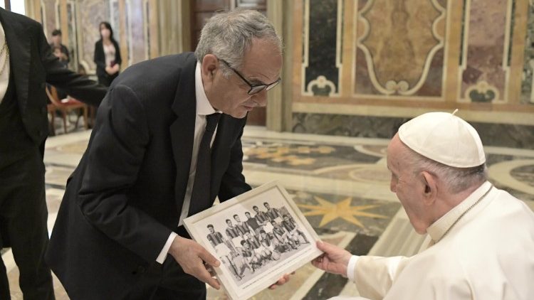 Le Pape recevant le corps enseignant de l'université de Macerata, le 9 mai.